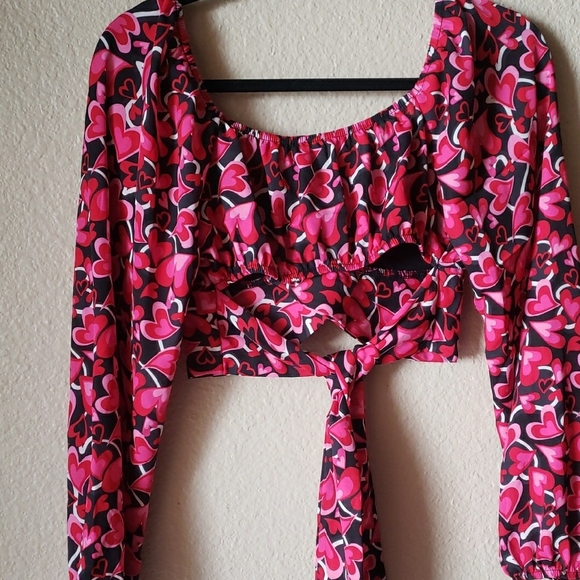MADDEN NYC Vibrant Heart Print Blouse,SIZE S. - Picture 2 of 4